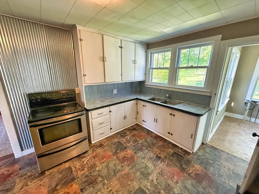 426 S Locust Street, Flora, IL 62839 - #2