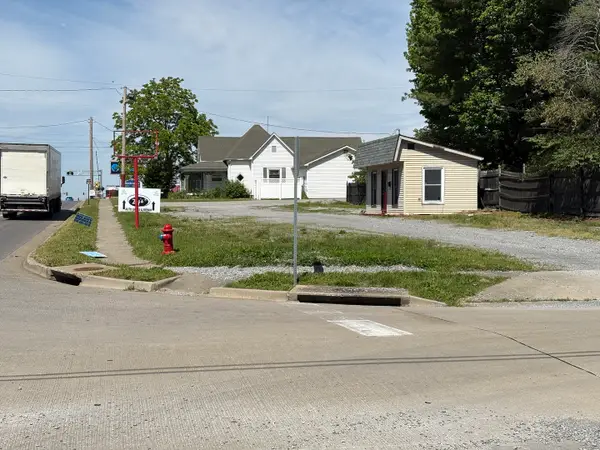 200 W Deyoung Street, Marion, IL 62959