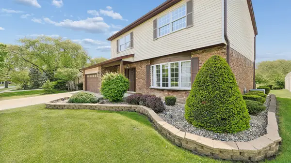 909 W Surrey Road, Addison, IL 60101