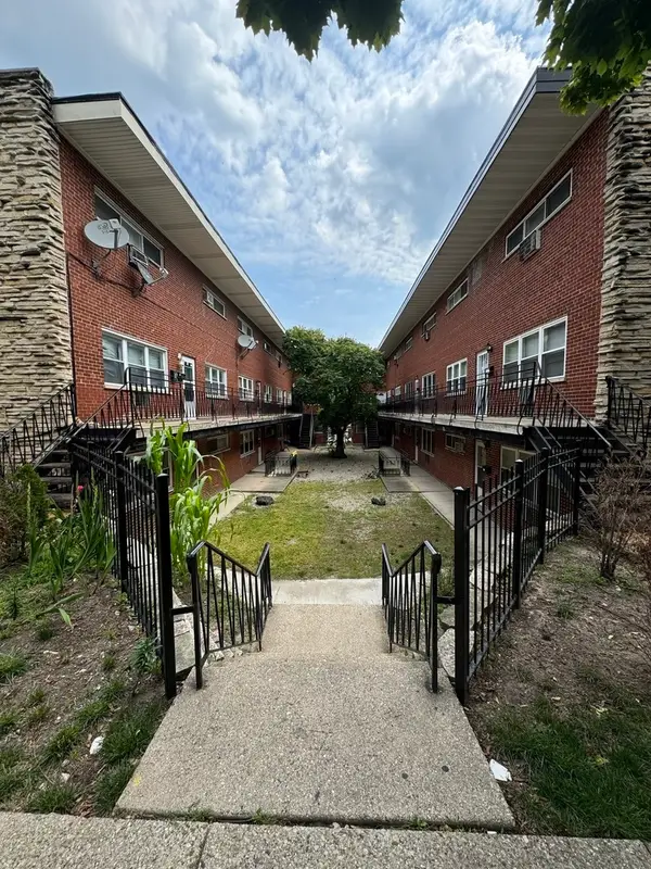 6911 N Ridge Boulevard, Chicago, IL 60645