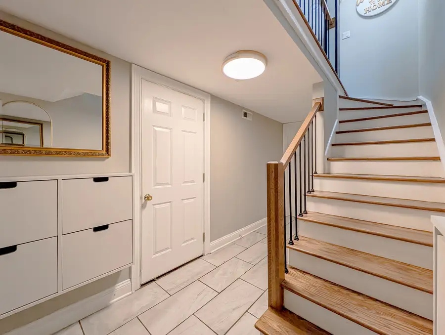 1931 Governors Lane, Hoffman Estates, IL 60169 - #2