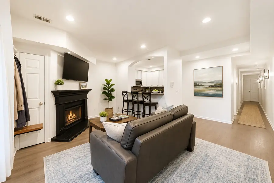 924 W Wolfram Street #1, Chicago, IL 60657 - #3
