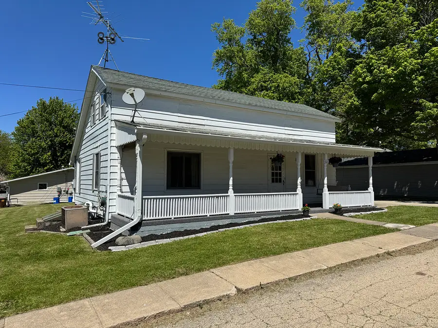 606 E Silk Street, Mount Carroll, IL 61053 - #3