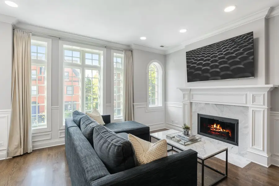 910 W Fullerton Avenue #2, Chicago, IL 60614 - #2