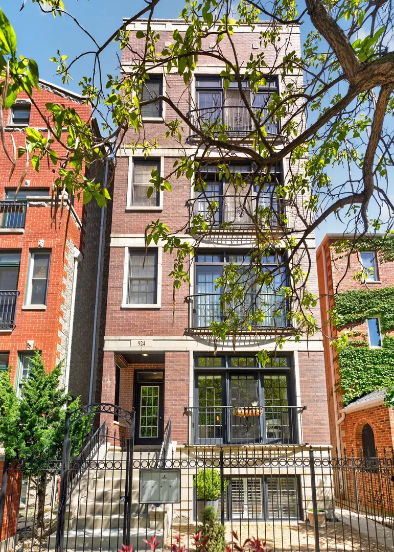 924 W Roscoe Street #1, Chicago, IL 60657 - #1