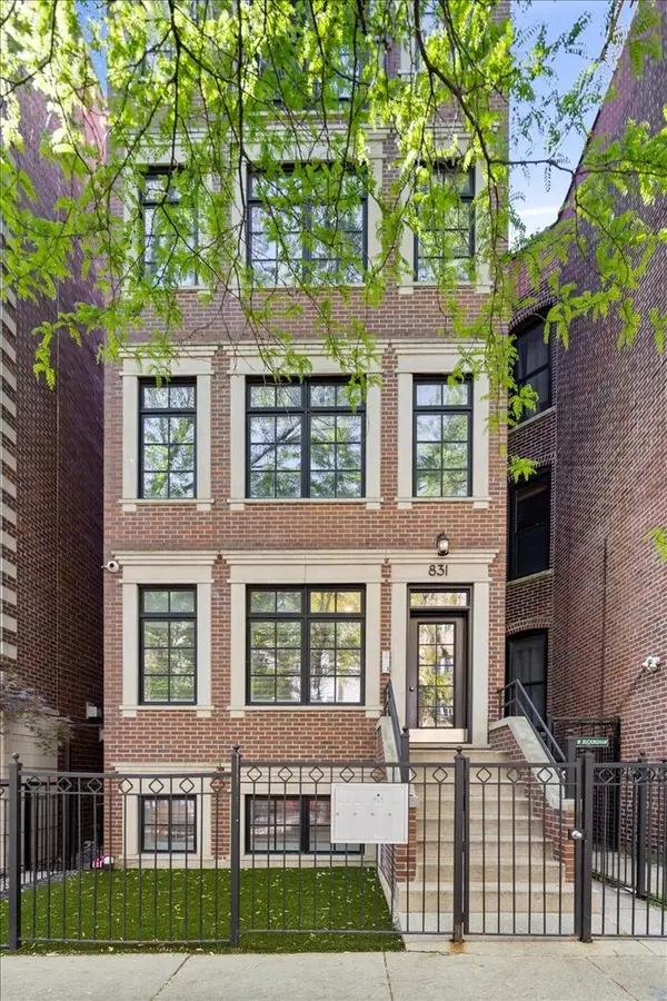 831 W Buckingham Place #1, Chicago, IL 60657