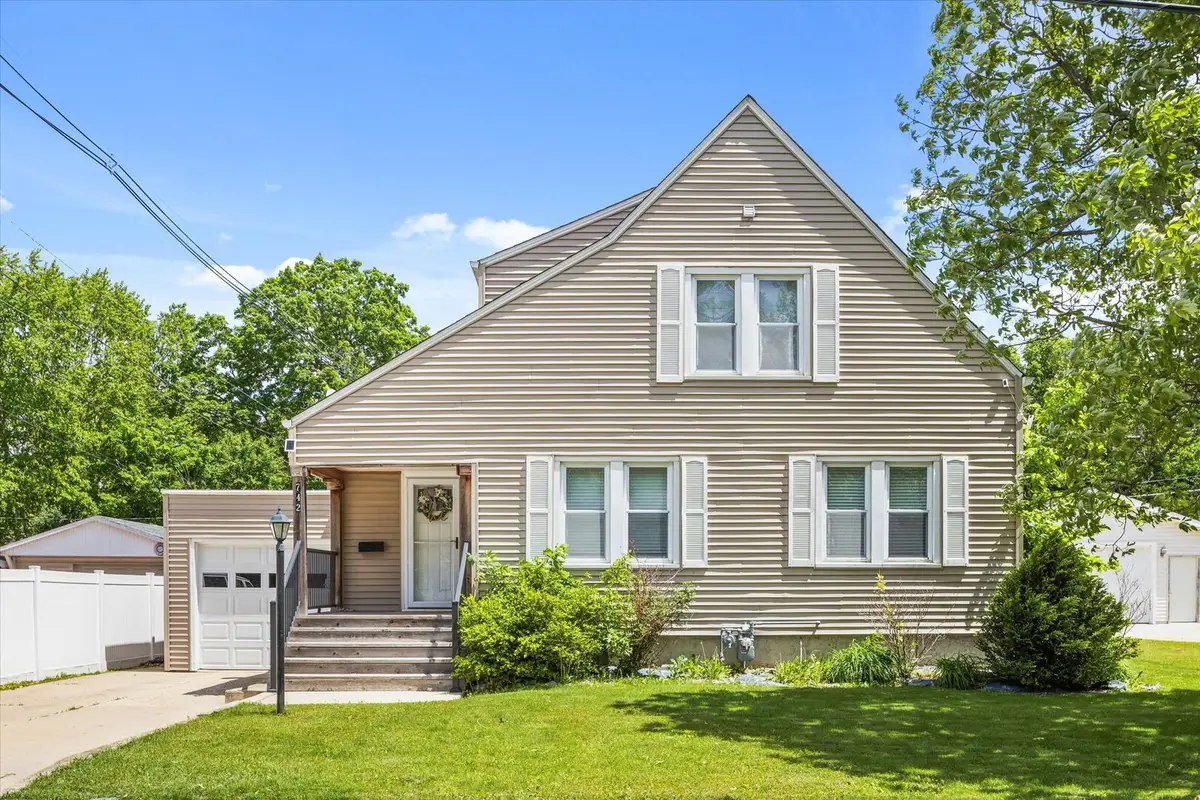 742 Chambers Street, Ottawa, IL 61350 - #1