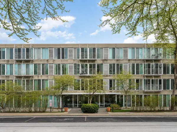 2555 Gross Point Road #202, Evanston, IL 60201