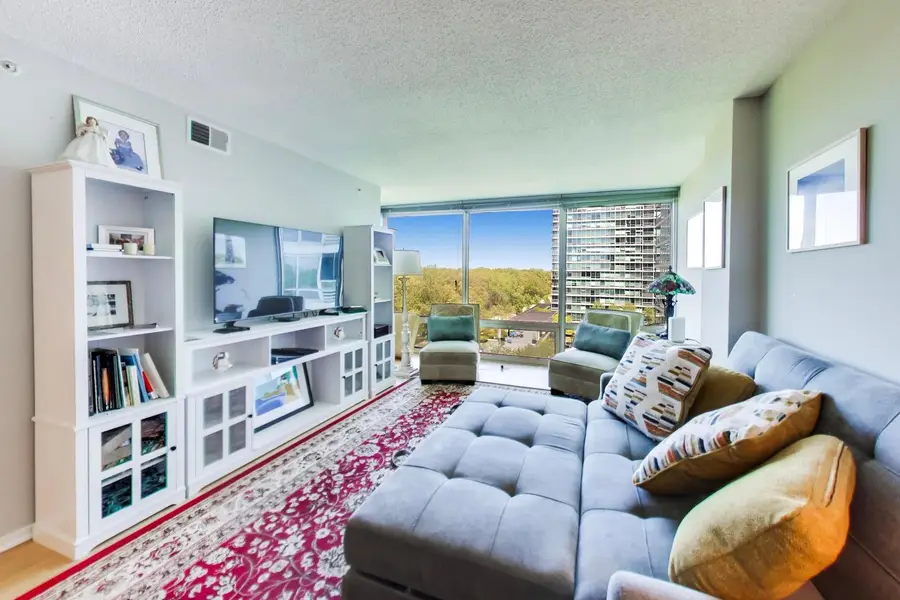 9655 Woods Drive #814, Skokie, IL 60077 - #3