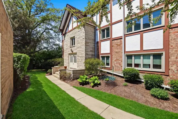 660 Ballantrae Drive, Northbrook, IL 60062
