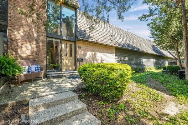 586 W Russell Street, Barrington, IL 60010