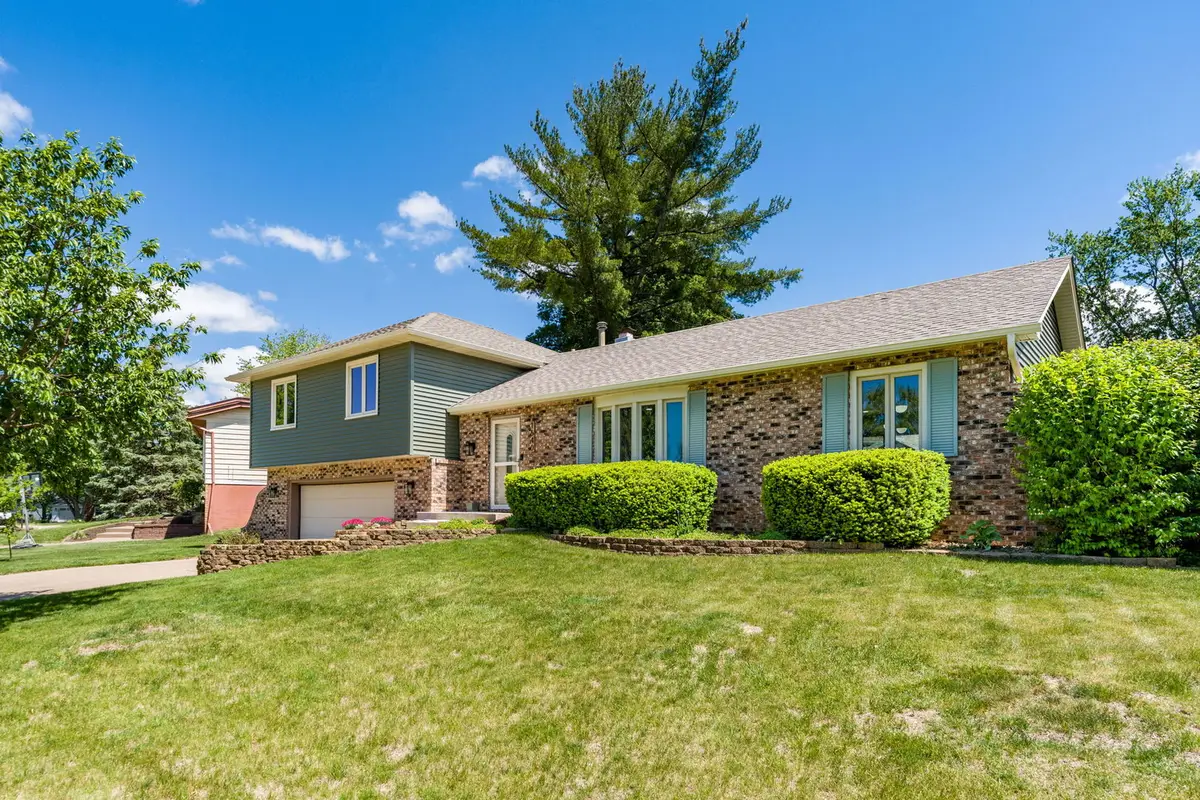 1640 Queens Drive, Bettendorf, IA 52722 - #1