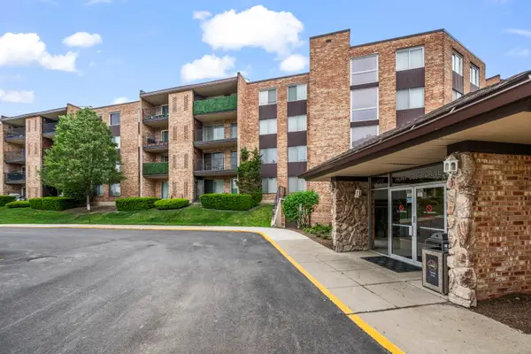 1103 S Hunt Club Drive #126, Mount Prospect, IL 60056