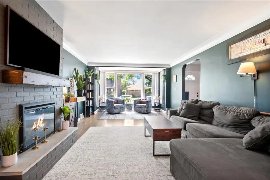 2504 W Jarvis Avenue, Chicago, IL 60645 - #3