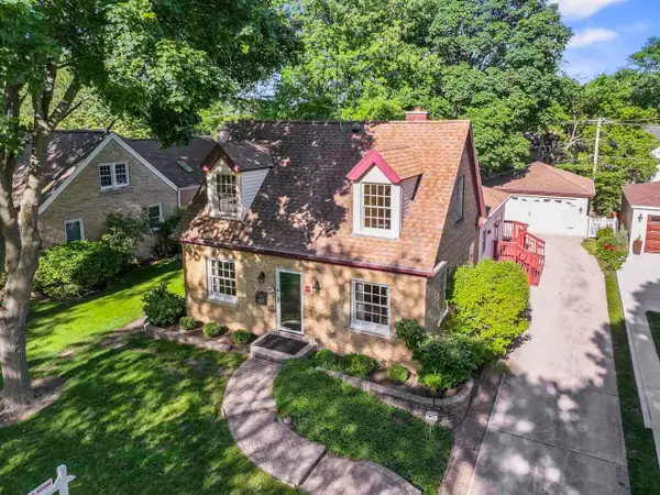 107 N Elmhurst Avenue, Mount Prospect, IL 60056