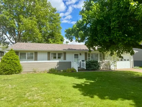 2613 N 11th Street, Clinton, IA 52732