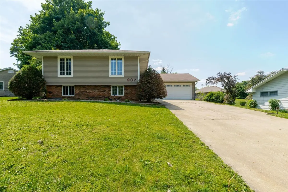 907 S Quincy Street, Clinton, IL 61727 - #1