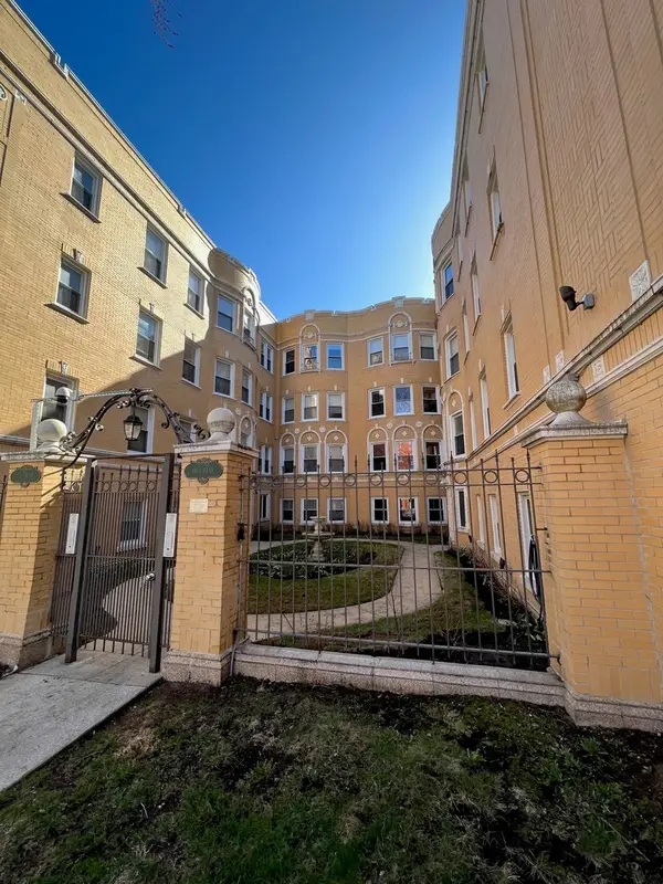 7411 N Hoyne Avenue #2, Chicago, IL 60645