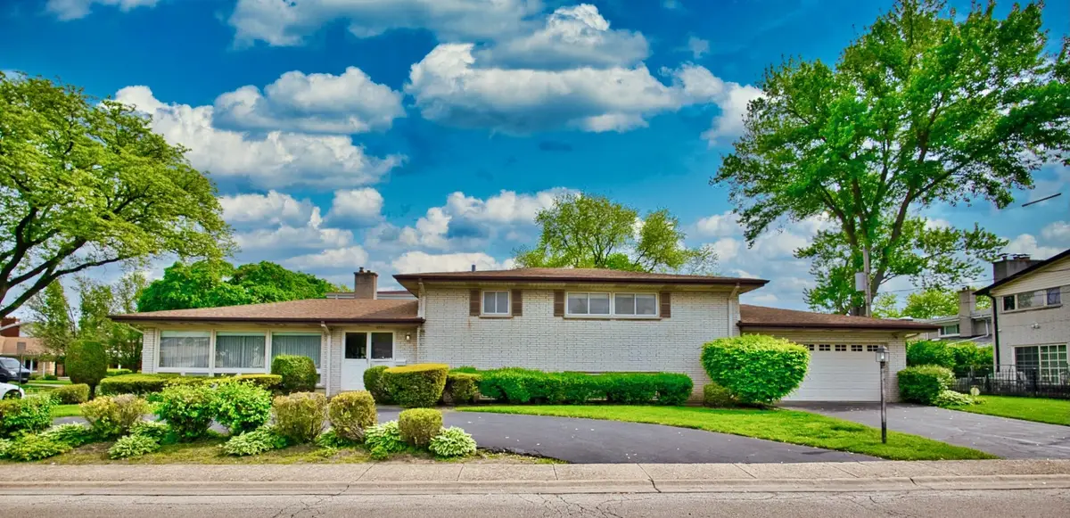 4351 W Chase Avenue, Lincolnwood, IL 60712 - #1