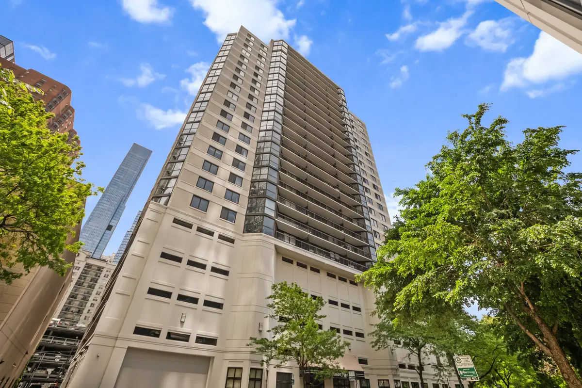 33 W Delaware Place #22J, Chicago, IL 60610 - #1