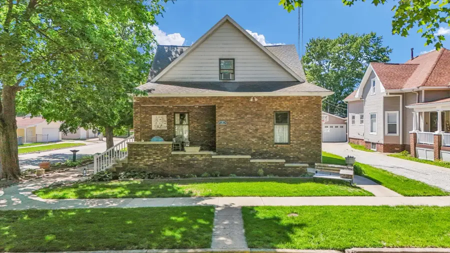 12 S Walnut Street, Villa Grove, IL 61956 - #3