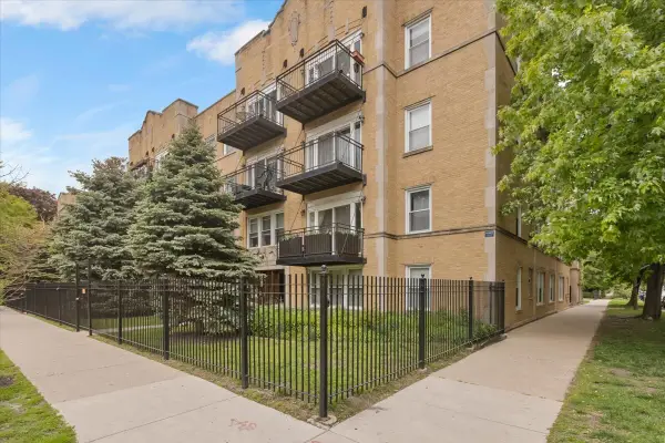 7050 N Damen Avenue #3S, Chicago, IL 60645
