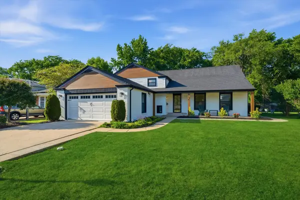 12 W Pickwick Road, Arlington Heights, IL 60005