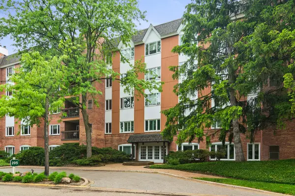 205 N Rivershire Lane #414, Lincolnshire, IL 60069