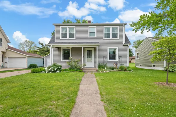 224 E James Street, Walcott, IA 52773