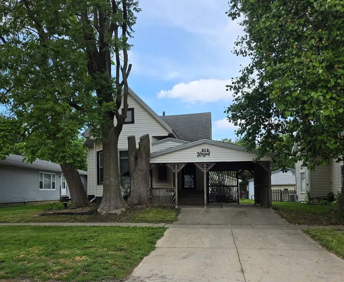 919 E Johnson Street, Clinton, IL 61727 - #1