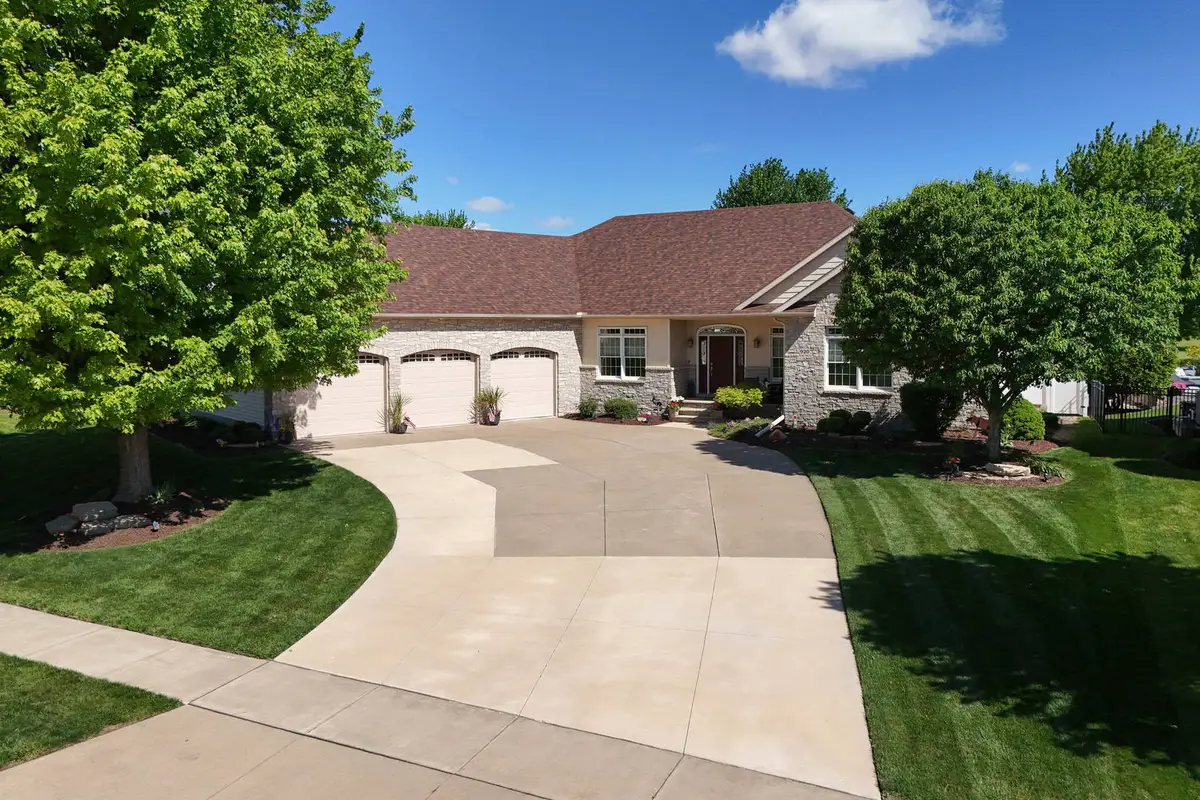 920 Rustic View Court, Eldridge, IA 52748 - #1
