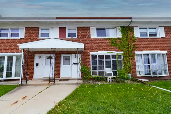 8810 Robin Drive #D, Des Plaines, IL 60016