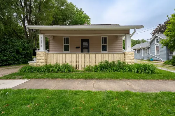 1210 N Madison Street, Bloomington, IL 61701