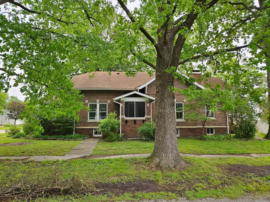 402 E 5th Street, Flora, IL 62839 - #2