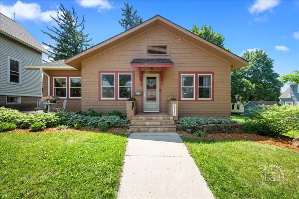 211 Walnut Avenue, St. Charles, IL 60174