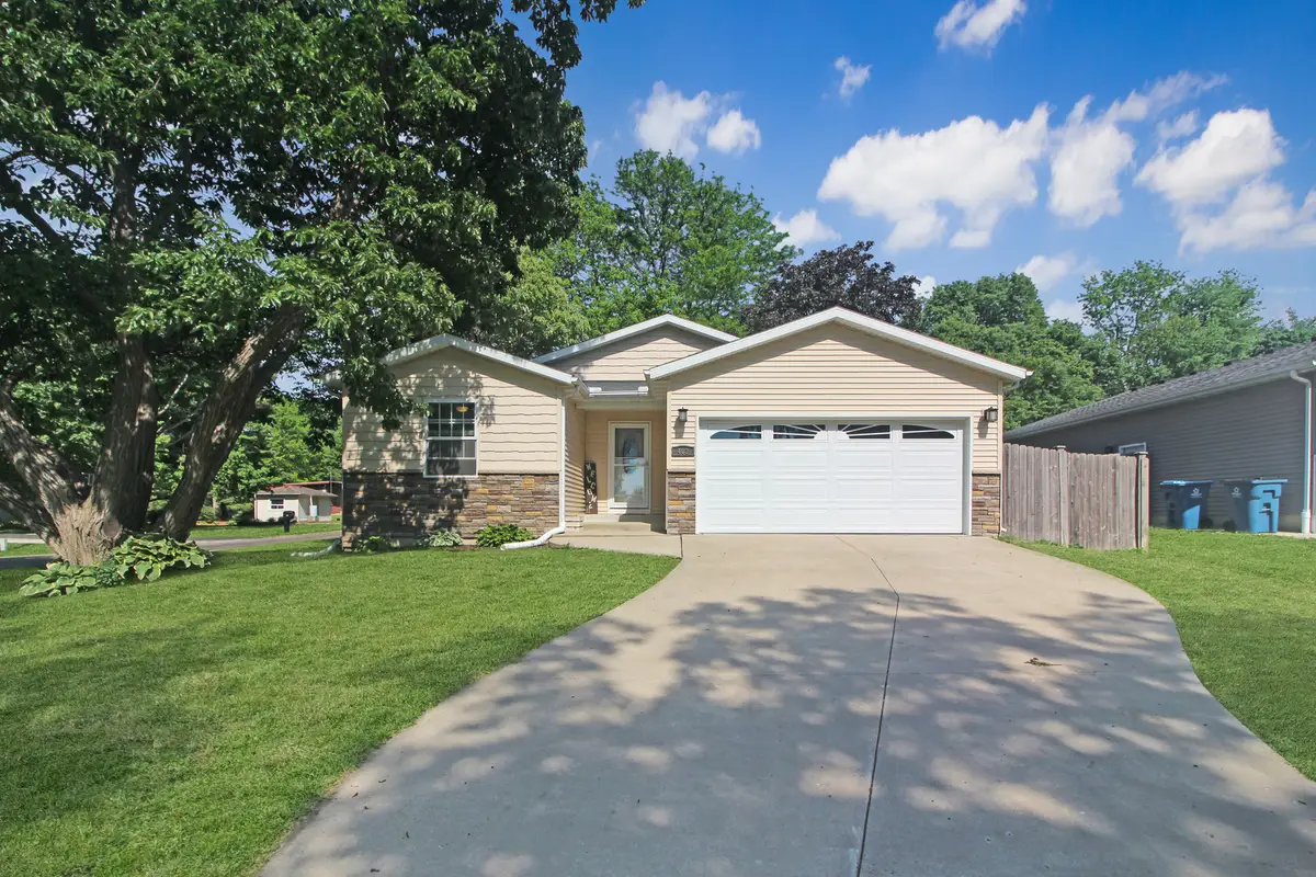 402 S Mclean Street, Hudson, IL 61748 - #1