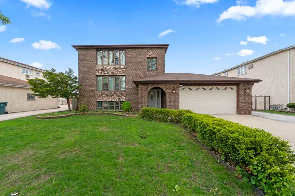 11201 S Helena Drive, Palos Hills, IL 60465