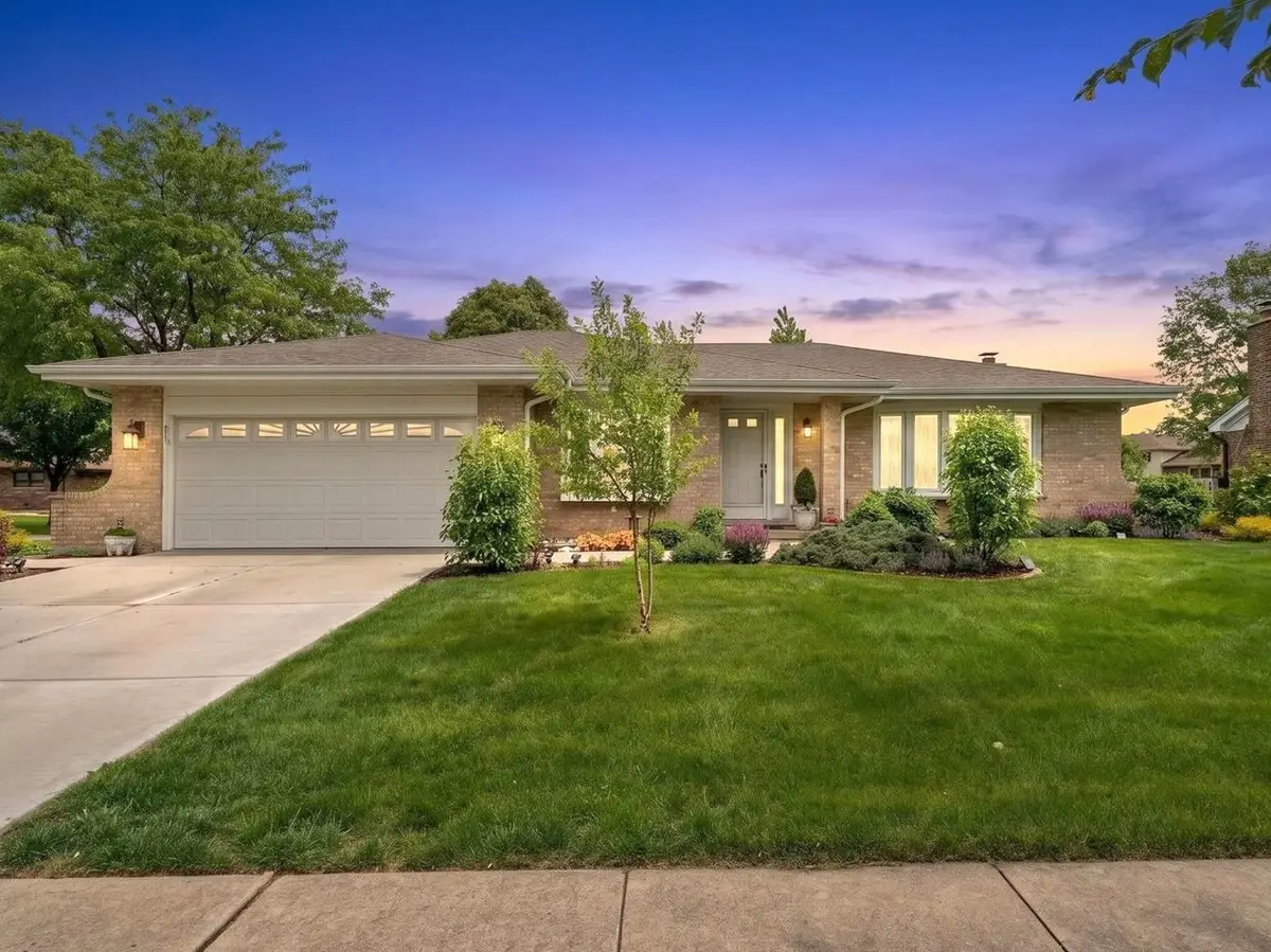 8129 Middlebury Avenue, Woodridge, IL 60517 - #1
