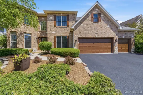 729 W Thornwood Drive, South Elgin, IL 60177