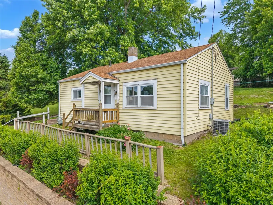211 Jones Street, Le Claire, IA 52753 - #2