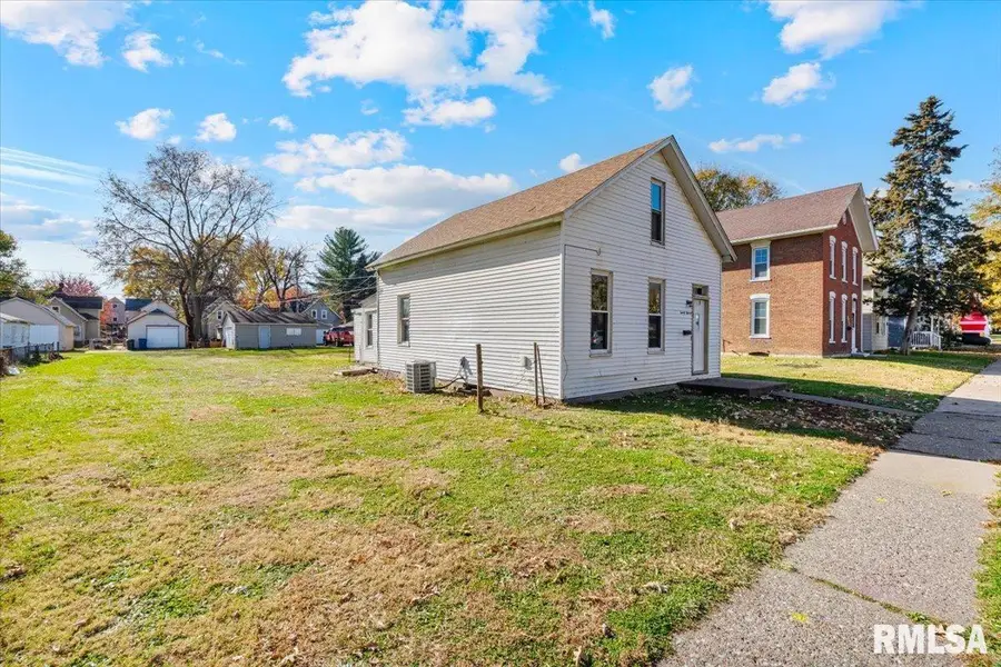 2011 W 2nd Street, Davenport, IA 52802 - #2