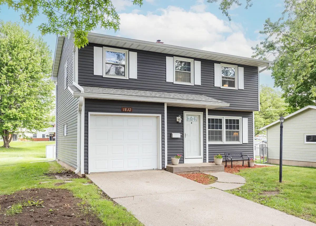 1832 E 32nd Street, Davenport, IA 52807 - #1