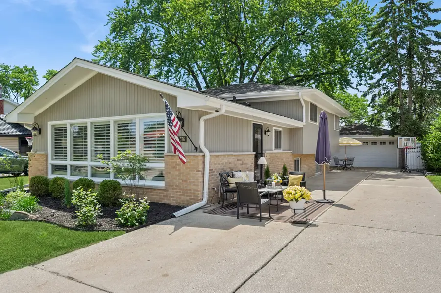 576 Bedford Lane, Des Plaines, IL 60016 - #2