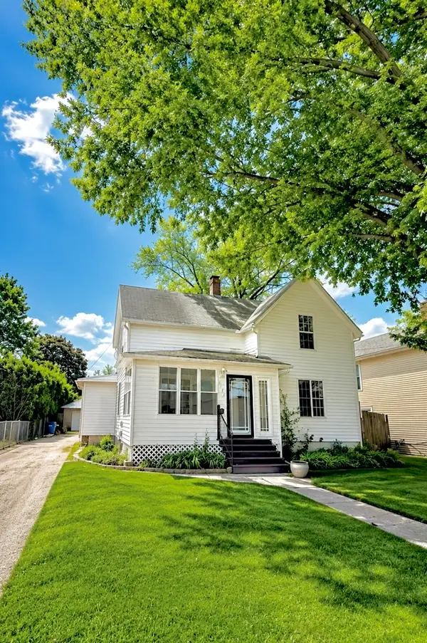 1132 E Locust Street, DeKalb, IL 60115