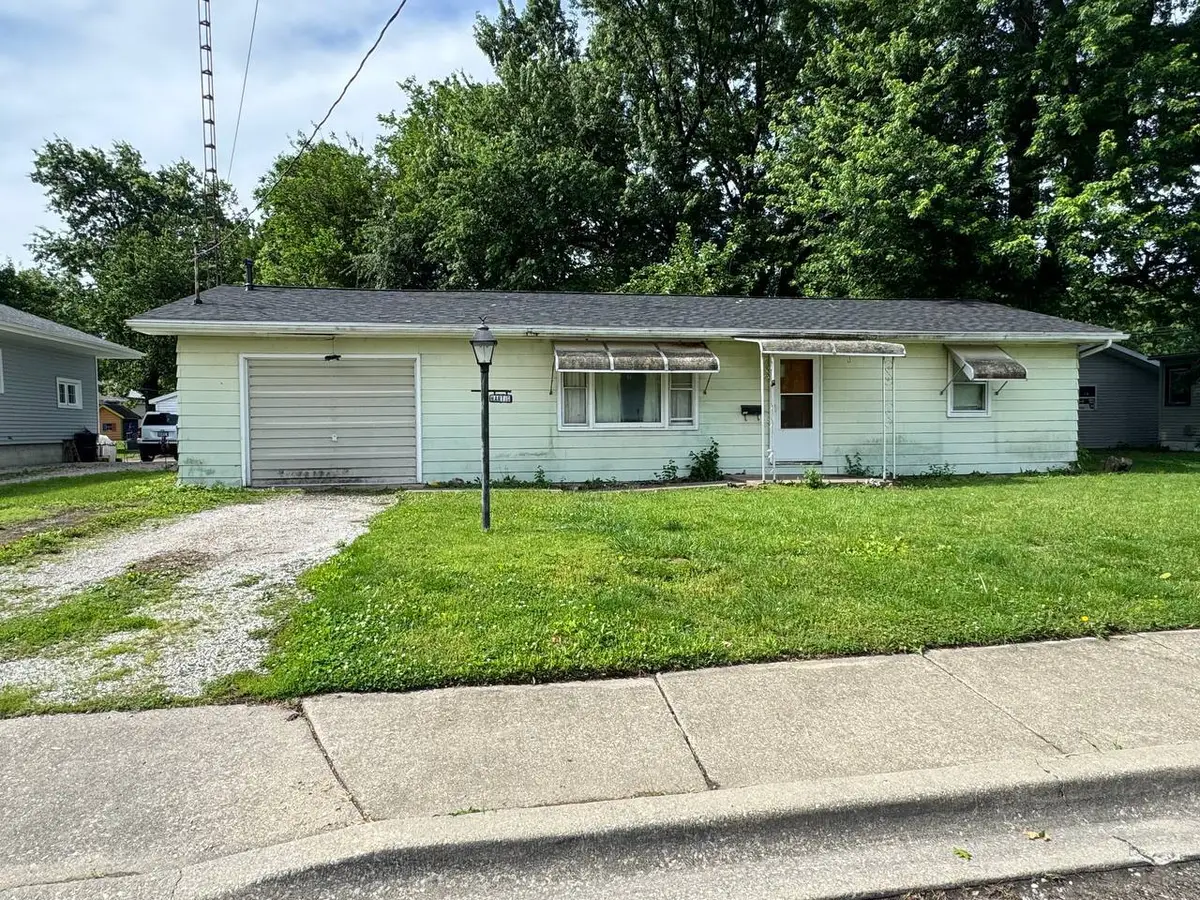 506 E Stevenson Street, Taylorville, IL 62568 - #1