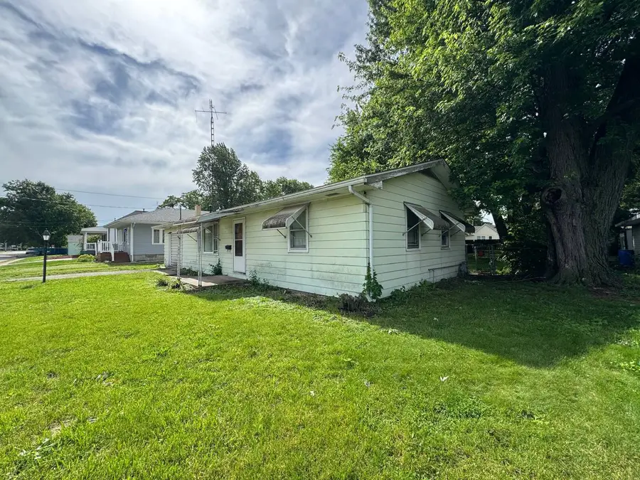 506 E Stevenson Street, Taylorville, IL 62568 - #2