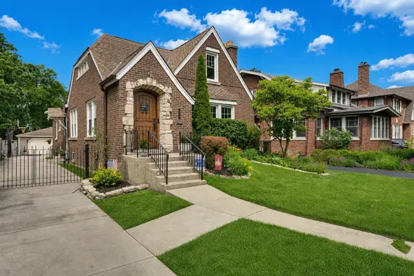 166 Akenside Road, Riverside, IL 60546