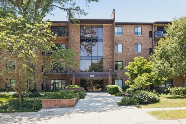 7510 Farmingdale Drive #304, Darien, IL 60561