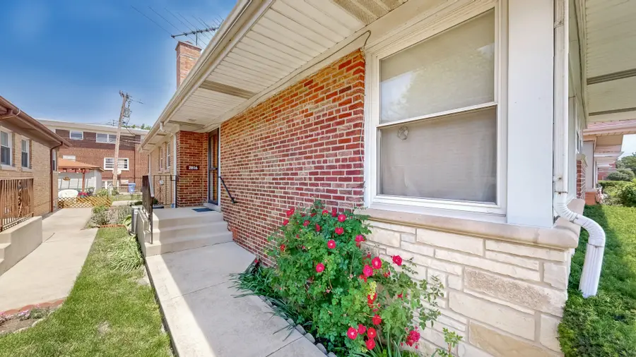 2816 W Bryn Mawr Avenue, Chicago, IL 60659 - #3