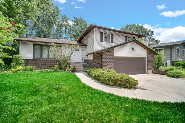 1105 N Hemlock Lane, Mount Prospect, IL 60056